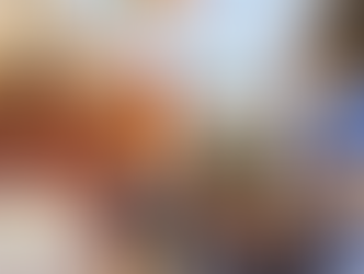 Quatro foliões fantasiados, pulando Carnaval