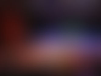 Crianças e educadores no palco se apresentando em um grande coral