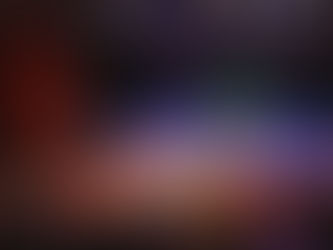 Crianças e educadores no palco se apresentando em um grande coral