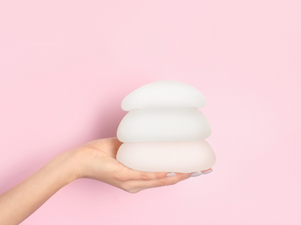 Mão segura três próteses de silicone de tamanhos diferetes