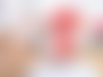 Médico segura lupa à frente de modelo de útero