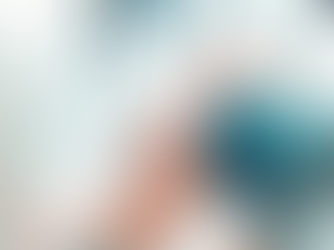 Médico avalia joelho de paciente