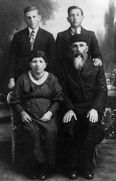 הרשל , ברל, פייגה ויהושוע קסטן הוריו ואחיו של אבא של שלמה- פולין 1930