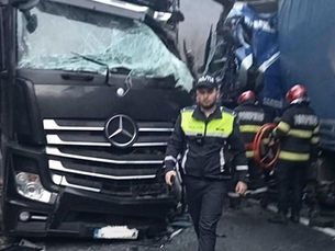 Accident cu trei mastodonți pe DN 6