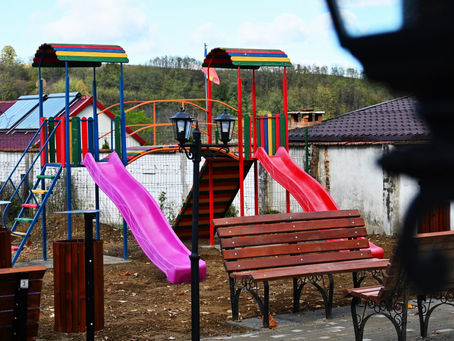 Loc de joacă pus la punct de Primăria Copăcele