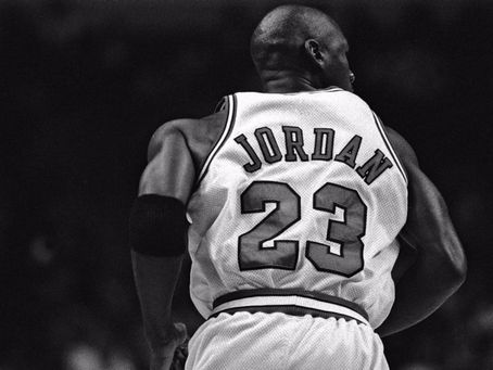 Două perechi de ghete pentru baschet, cumpărate cu 300.000 $. Vânzătorul, supărat că nu le-a dat cu