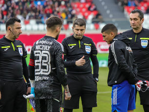 Partida Sepsi – FC U Craiova, întreruptă definitiv de arbitru după 26 de minute! Scandări xeno