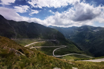 Pe lângă Transfăgărăşan şi Transalpina, România mai are o şosea splendidă. Puţini turişti au habar d