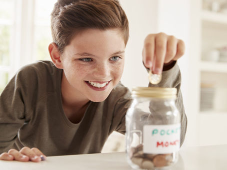 Cresc alocaţiile pentru copii. Câţi bani vor primi în plus cei mici