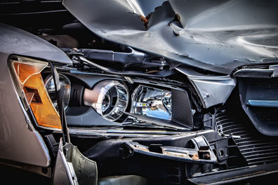 Cine este șoferul beat care a spulberat cu mașina barierele de cale ferată de la Brănești și după o oră s-a răsturnat în afara drumului