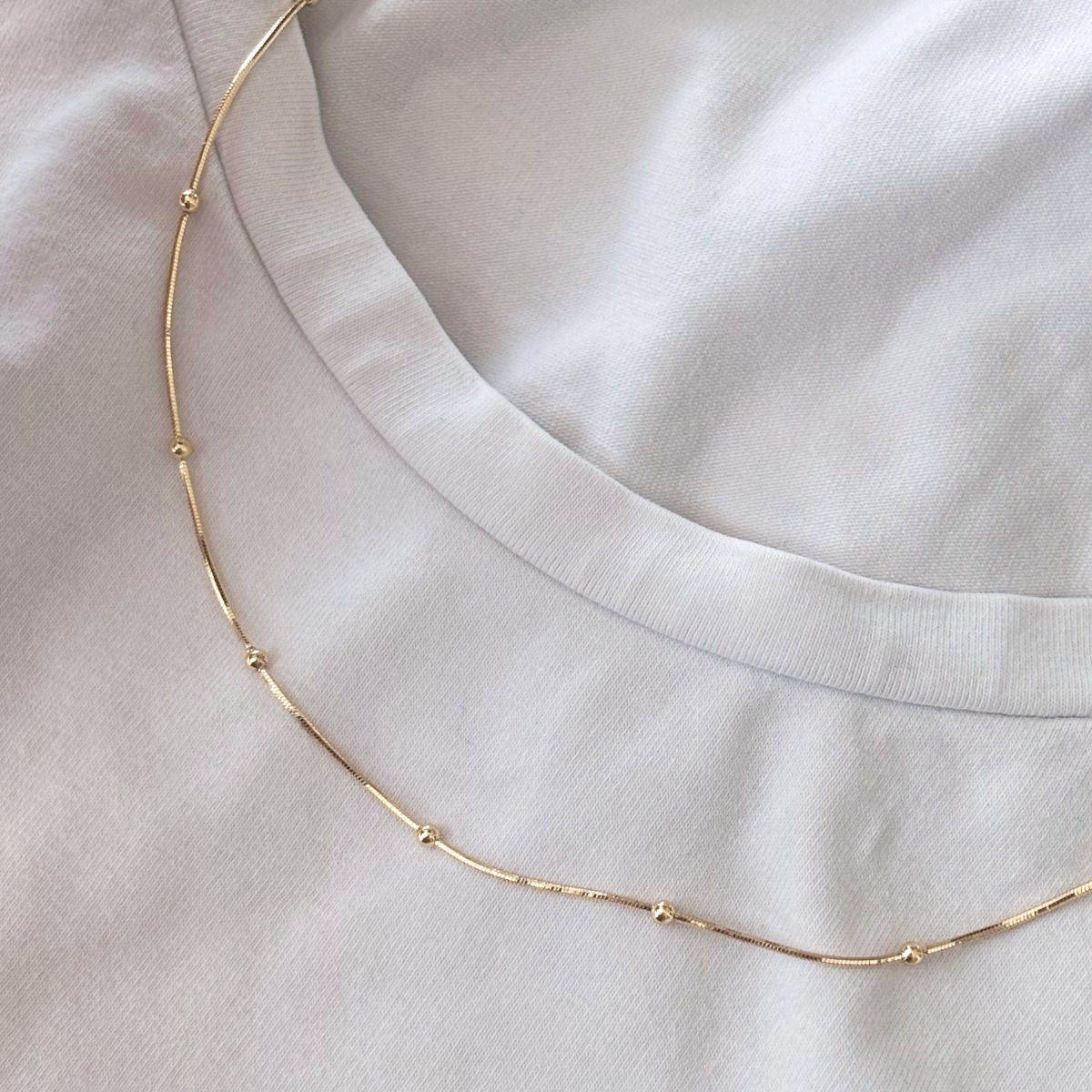 colllar plano con bolitas