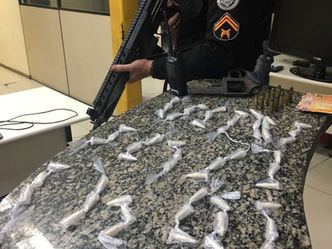 Homem é preso com arma e drogas, no bairro Campo Alegre