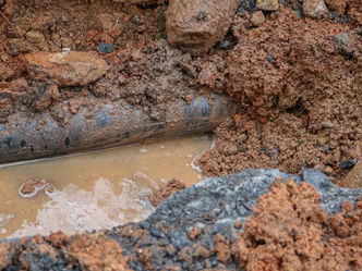 Rompimento de adutora interrompe abastecimento de água em quase todos os bairros de Itatiaia