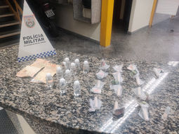 Material entorpecente é apreendido após suspeito fugir durante patrulhamento em Penedo