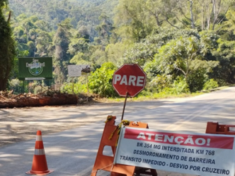 BR-354, em Itamonte, segue interditada após queda de barreiras