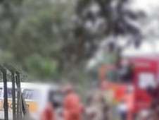 Mulher de 33 anos morre após acidente com kombi escolar