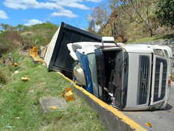 Carreta com carga de panetone tomba na Serra das Araras