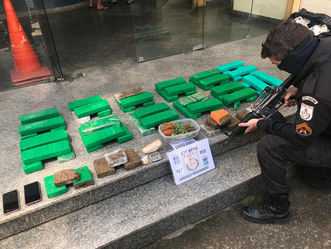 Penedo: PM apreende grande quantidade de drogas e fecha depósito do tráfico