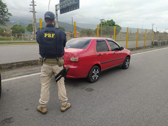 PRF prende idoso por uso de documento falso, na Via Dutra, em Itatiaia