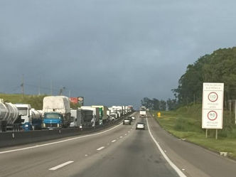 Motoristas enfrentam congestionamento na Via Dutra, em Itatiaia, Resende e Barra Mansa