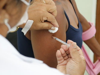 Vacina da gripe: idosos e professores começam a ser imunizados