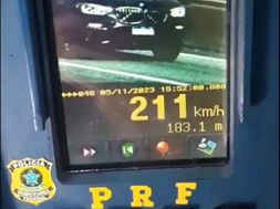 PRF flagra veículo a 211 km/h na Via Dutra