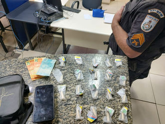 Adolescente é pego com pinos de cocaína, no Jambeiro I, em Penedo