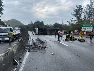 Ônibus com torcedores do Flamengo tomba na Dutra em Barra Mansa