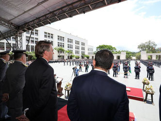 Bolsonaro participa de formatura de cadetes na Aman