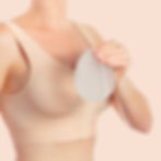 Mujer sujetando una prótesis de mama para aumento de pecho