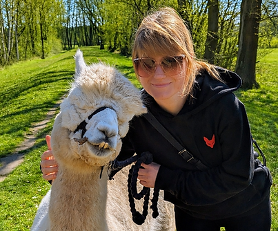 Frau bei Alpakatour