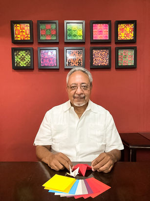 Versátil médico intensivista hondureño        con sus manos da vida a las hojas de papel    