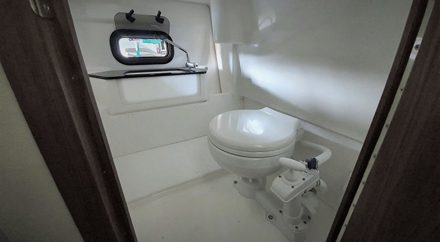 Speedboat-SL702-with-toilet.jpg