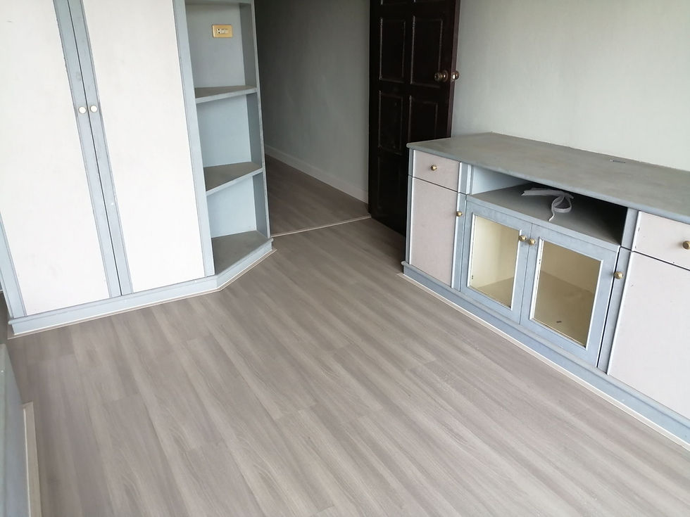 พื้นไม้ลามิเนตสีเทาติดตั้งในห้องนอน