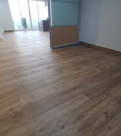 พื้นกระเบื้องยาง SPC ติดตั้งภายในคอนโดฟิฟตี้ฟิฟทองหล่อ