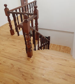 ติดตั้งพื้นกระเบื้องยาง บนบันได ชั้นสองของบ้าน