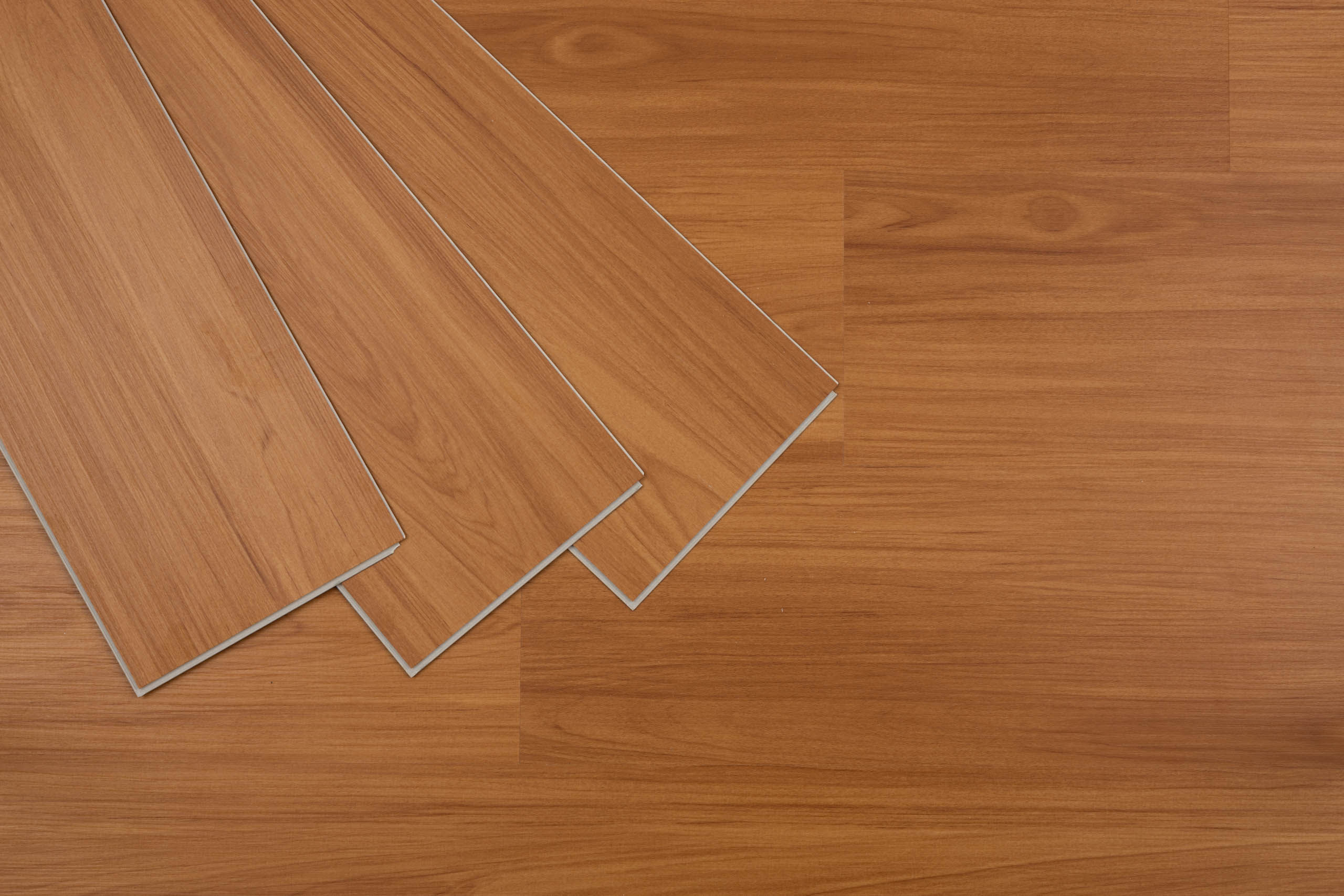 พื้น spc ลายไม้สีน้ำตาลคลาสสิค น้ำตาลทอง น้ำตาลอมส้ม น้ำตาลมะฮอกกานี