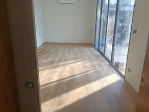 ผลงานติดตั้งพื้นกระเบื้องยาง 2.5 มม ในที่พักอาศัยโมเดิร์นที่สวยงาม