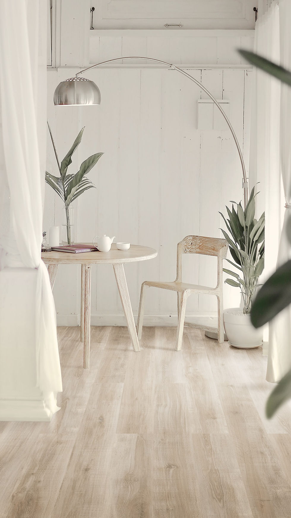 Thumbnail: พื้นลามิเนตสีน้ำตาลเบจอ่อนในคาเฟ่โปร่งกว้างสว่าง