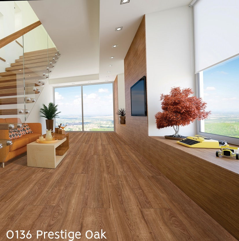 Thumbnail: พื้นลามิเนตลายไม้โอ๊คสีน้ำตาลติดตั้งภายในห้องนั่งเล่นสไตล์โมเดิร์น