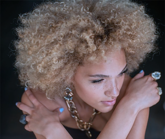 DIMENSIONAL BLONDE HIGH LIGHTS ON MULTI-TEXTURED HAIR