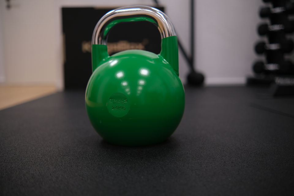 Grüne Kettlebell eines Markeherstellers mit 24kh Gewicht