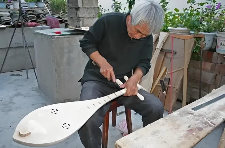 carving a lute