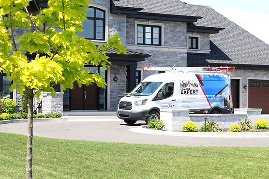Image d'un véhicule de la compagnie devant une maison résidentielle en brique grise