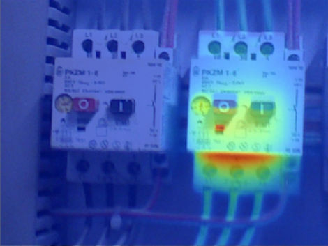 Image thermique montrant un disjoncteur avec zone rouge indiquant un échauffement anormal, inspection EBI Electric Québec.