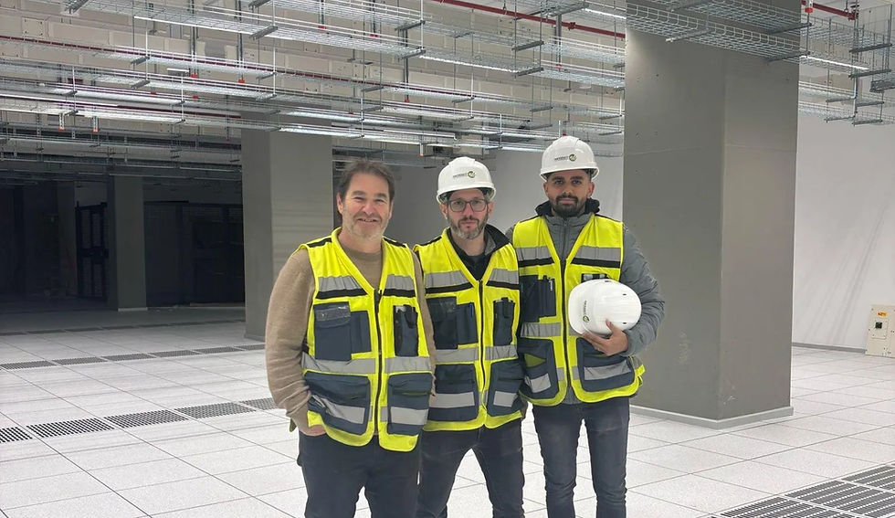 יואב אביחי ומנהלי פרויקטים של "ידע הנדסה" באולמות דאטה סנטר וחדרי מכונות באתר דאטה סנטר הנמצא בשלבי הקמה צילום: ידע הנדסה וניהול