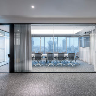 חדר ישיבות מודרני עם נוף עירוני