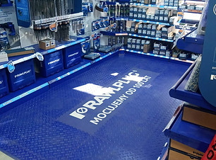 חנות כלים עם כיתוב RAMPLUG ומוצרים בחנות. FLOORA