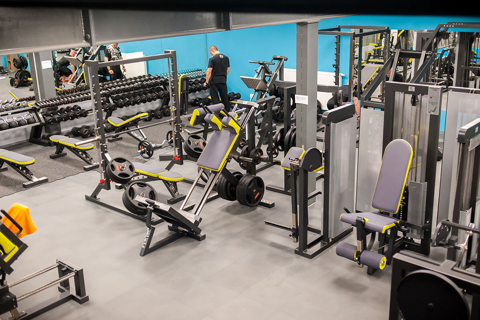 חדר כושר מאובזר היטב עם משקולות ומכונות