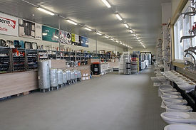 חנות חומרי בניין, מדפים עם מוצרים, כיורים ואסלות; FLOORA